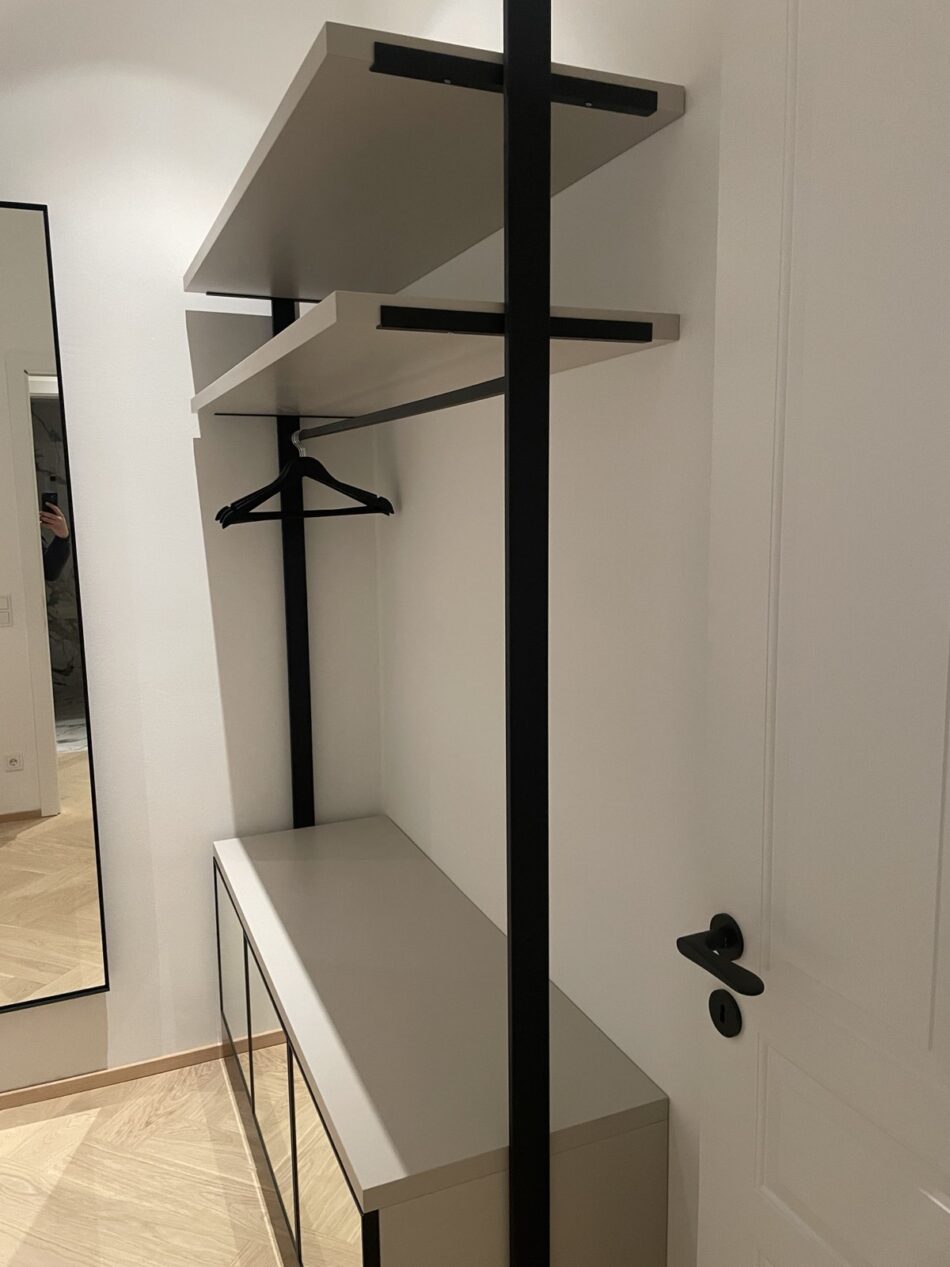 Minimalistisches Garderobendesign mit modernem Stauraum