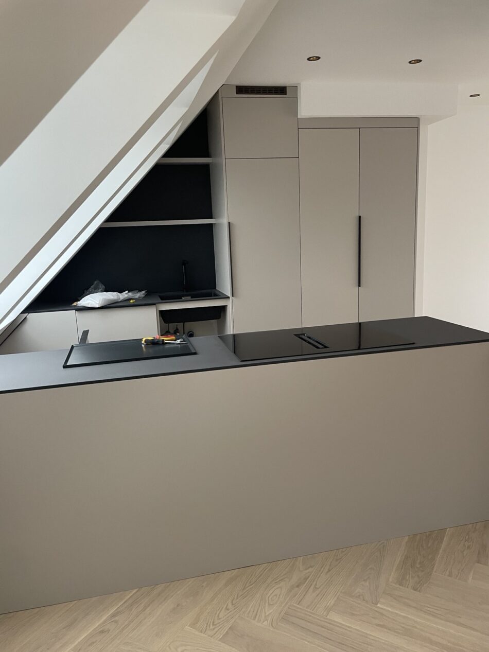 Moderne Küche mit Schrägdach und minimalistischer Einrichtung