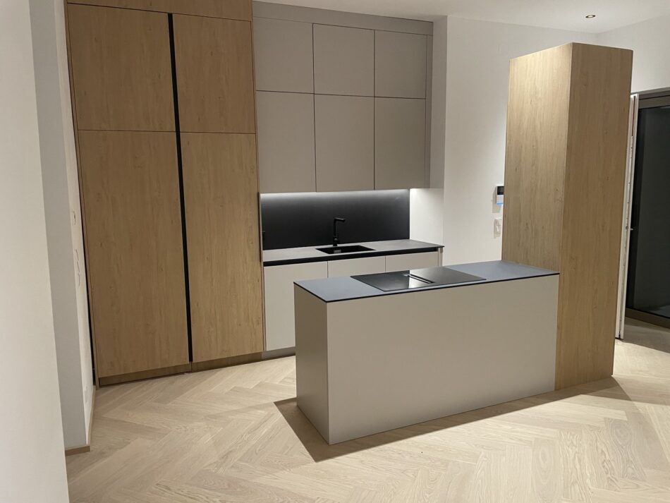 Moderne Einbauküche mit minimalistischer Holz- und Grauoptik